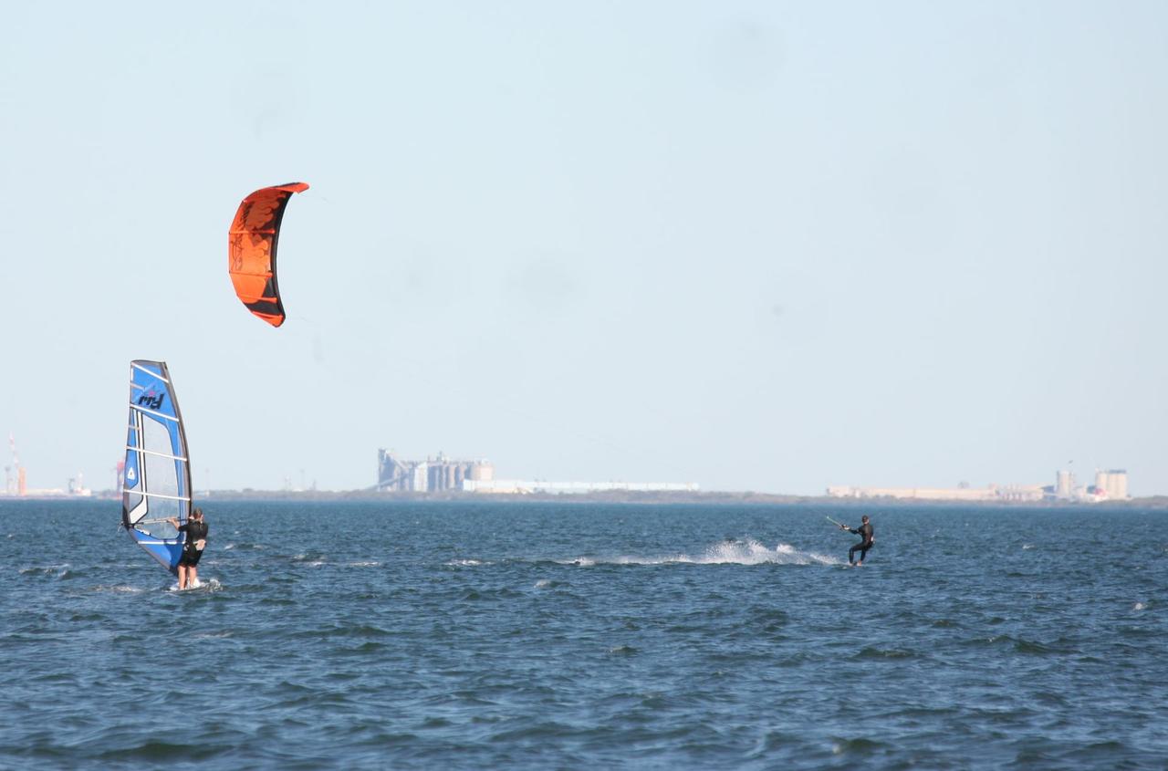 Dlaczego warto uprawiać kitesurfing?
