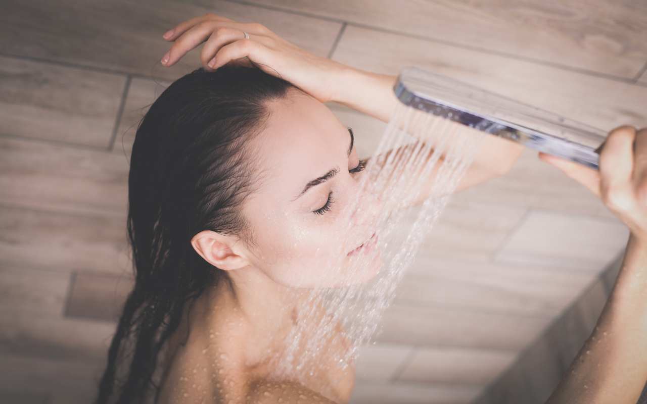 Prysznic bezpieczeństwa –  z oczomyjką, czy bez?
