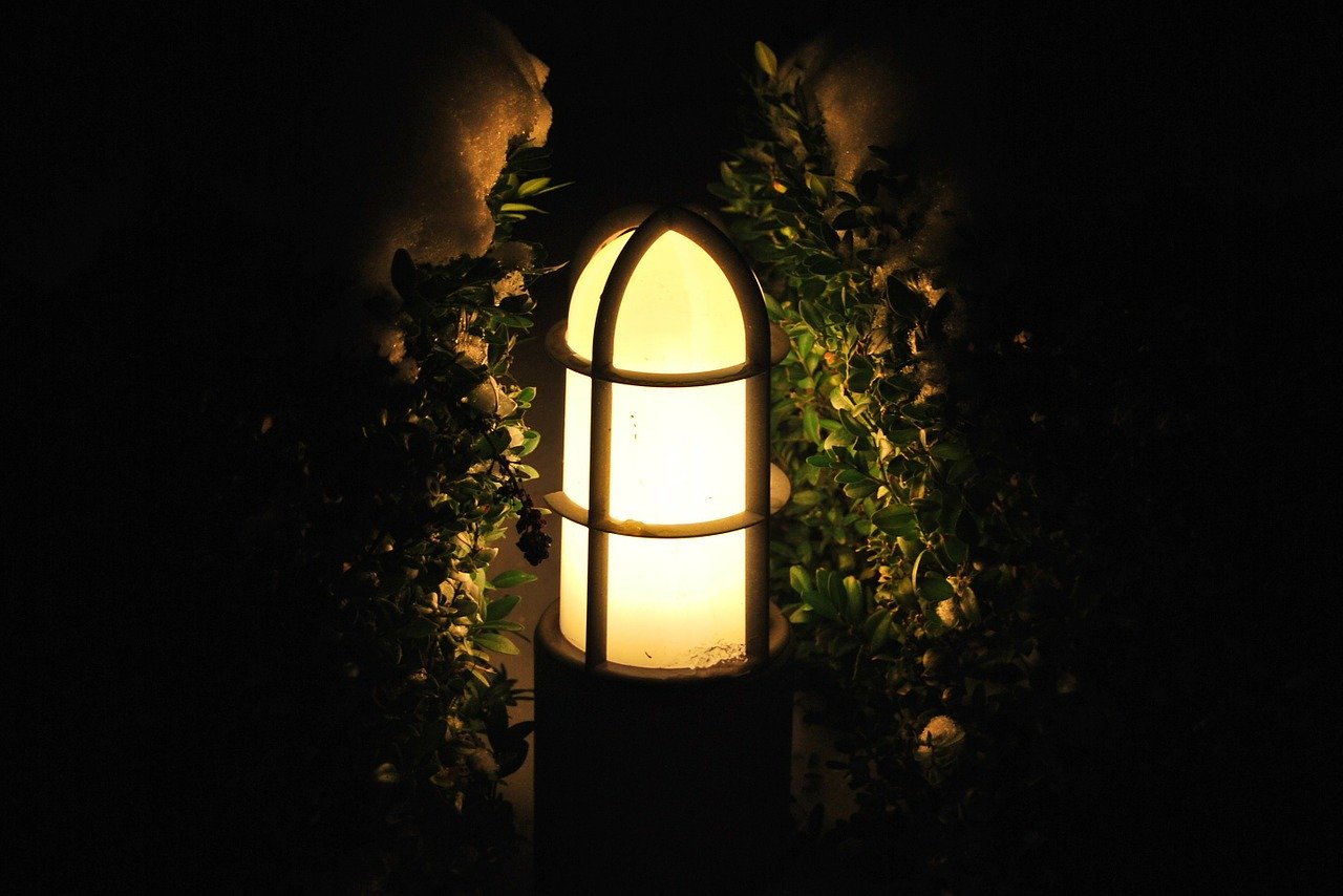 Jakie lampy sprawdzą się w dużym ogrodzie?