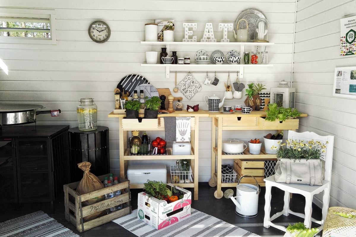 Jak zorganizować przestrzeń w małej kuchni, aby zawsze panował w niej porządek?