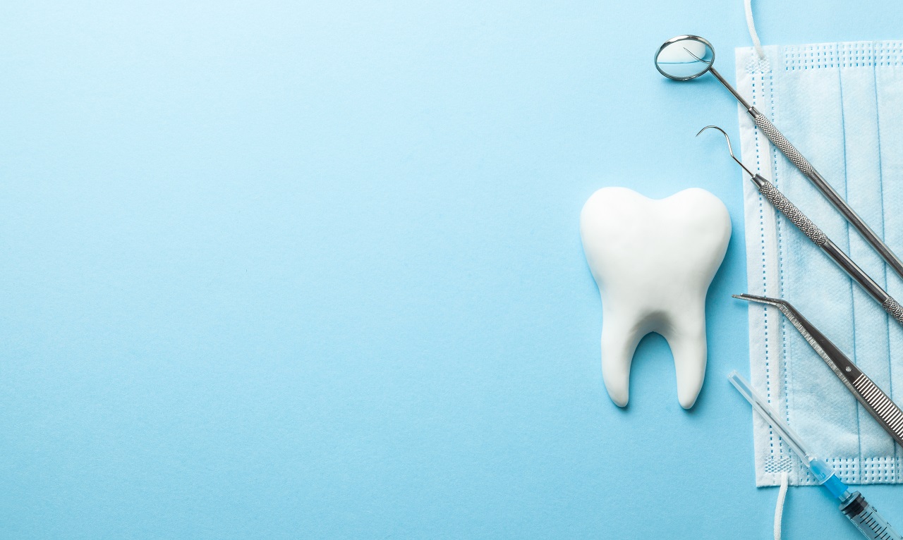 Czym różni się tradycyjne leczenia kanałowe od endodoncji mikroskopowej?