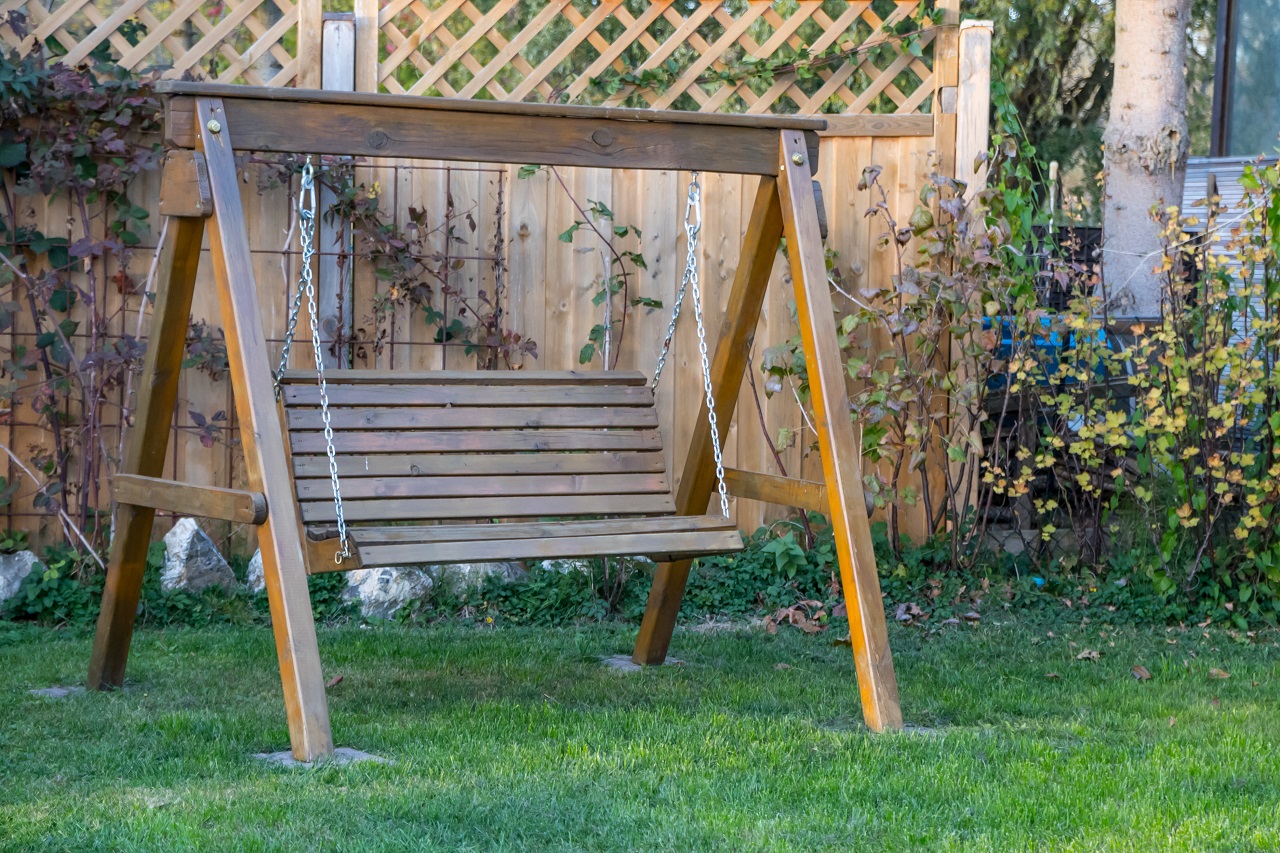 Huśtawka ogrodowa – doskonałe rozwiązanie do spędzania błogich chwil w ogrodzie