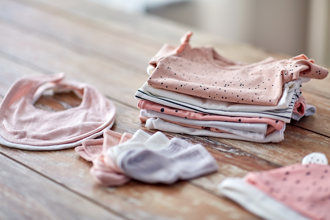 Ubrania dla niemowląt –  na jakie materiały zwrócić uwagę przy wyborze?