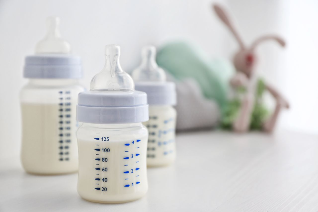 Karmienie noworodka – jakie składniki powinny znajdować się w mleku modyfikowanym?