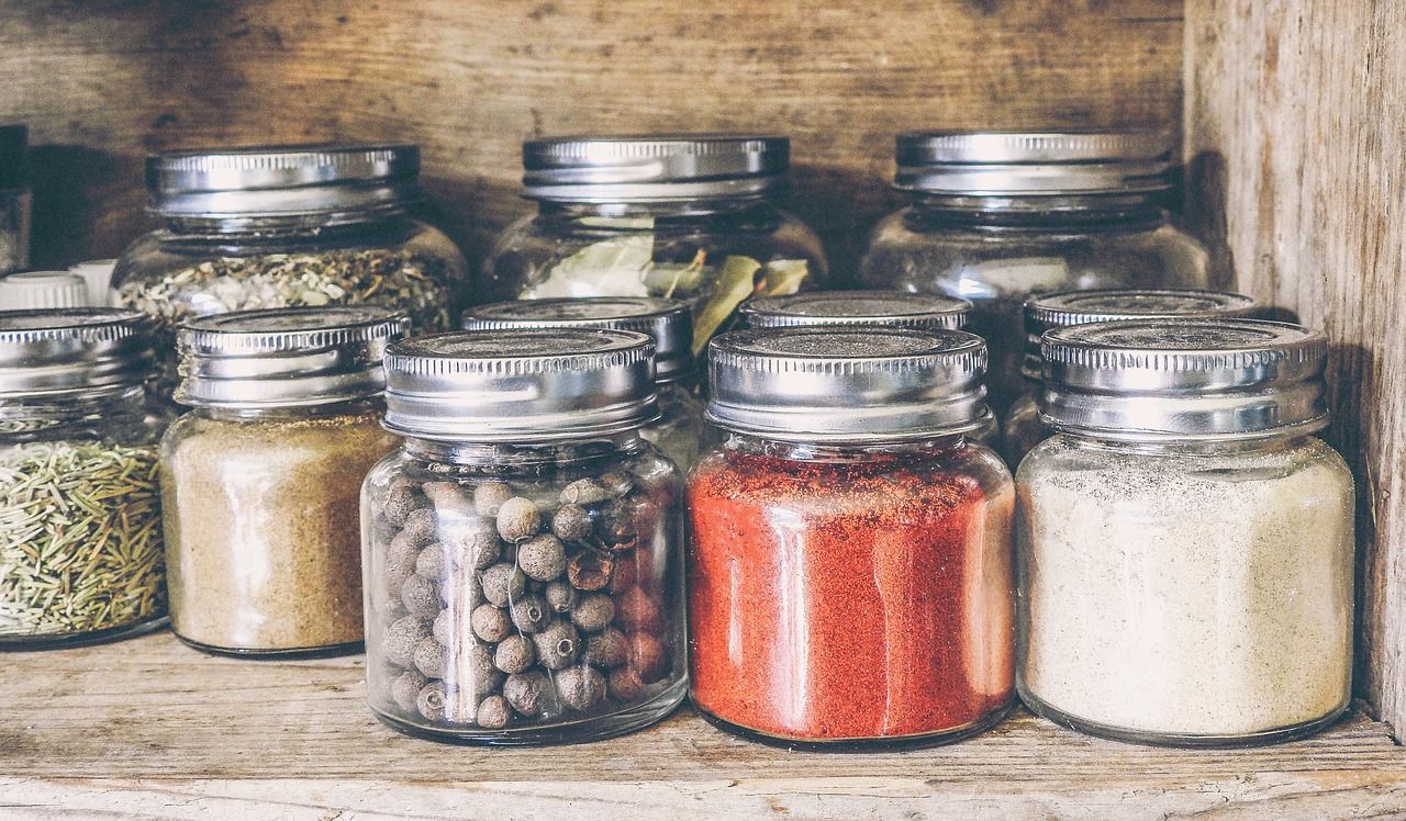 Jakie aromatyczne przyprawy warto posiadać w swojej kuchni?