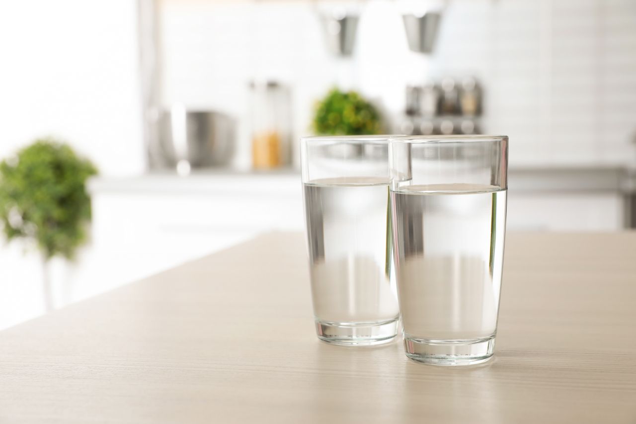 Jak regularne picie wody wpływa korzystnie na organizm?