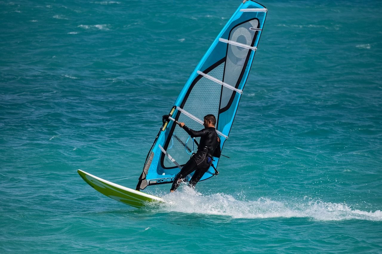 Jakie wyposażenie zakupić do trenowania windsurfingu?