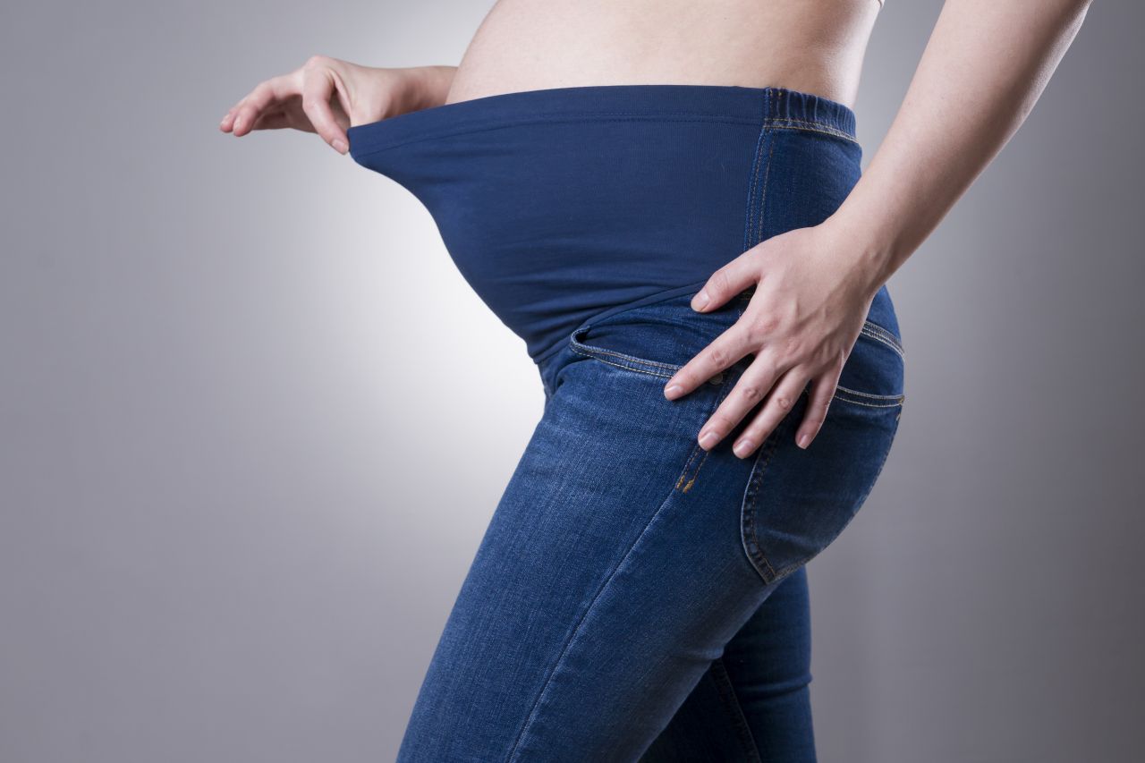 Jak dopasować spodnie do ciążowego brzuszka?