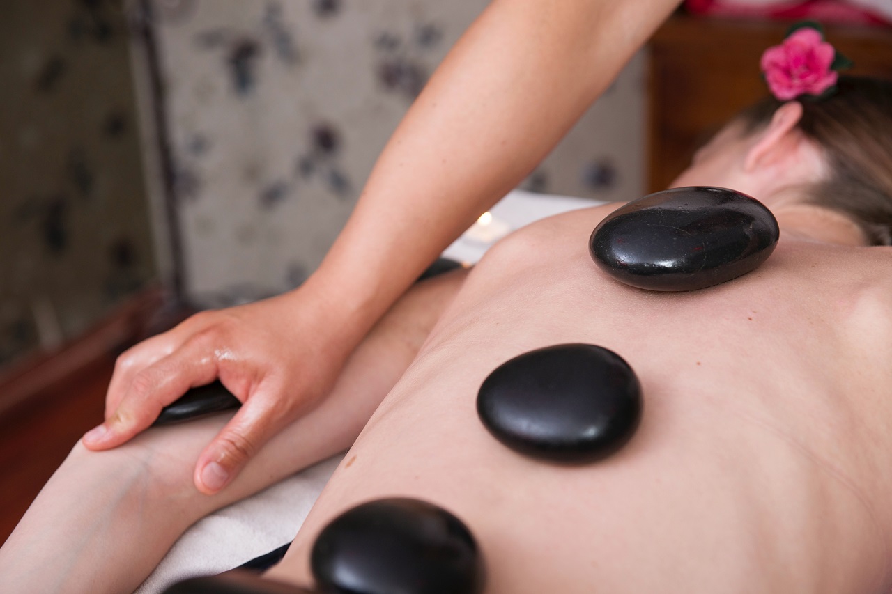 Jakie rodzaje masażu oferowane są przez specjalistyczne salony?
