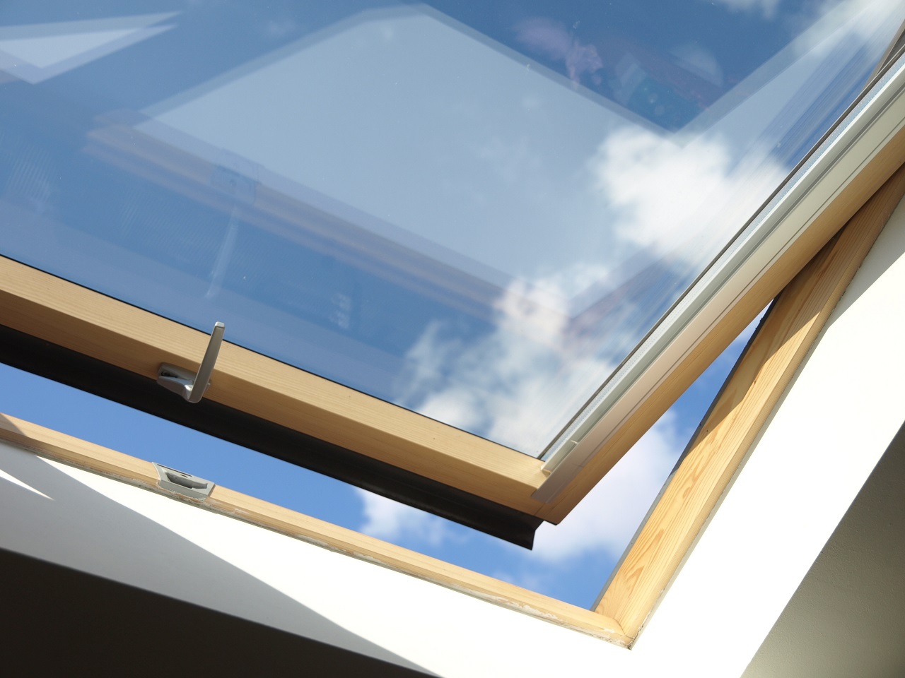 Dlaczego warto się zdecydować na montaż okien dachowych?