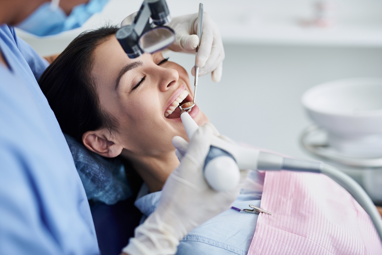 Jakiego typu zabiegi wykonuje się w ramach stomatologii estetycznej?