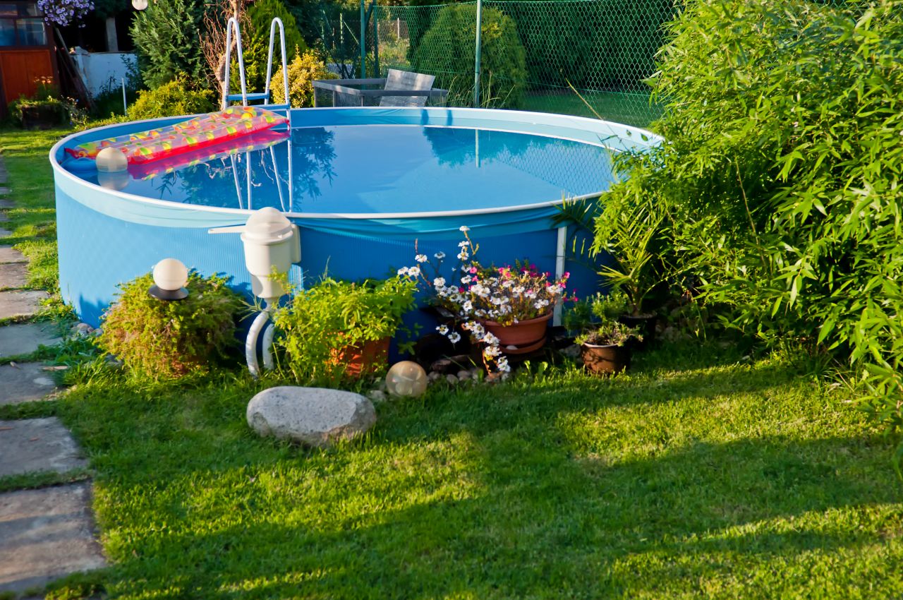 Jak dbać o ogrodowy basen całoroczny?