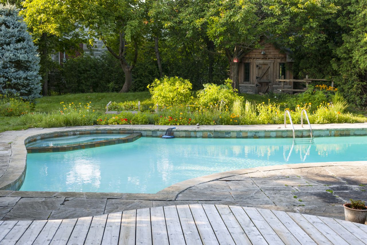 Budowa basenu ogrodowego – z jakich materiałów warto go wykonać?