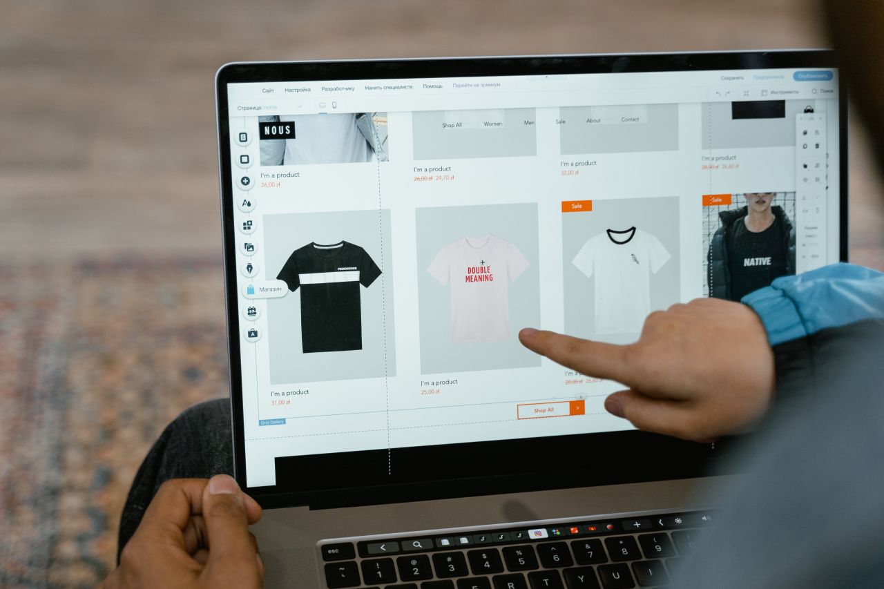 Jak bezpiecznie robić zakupy odzieżowe online?